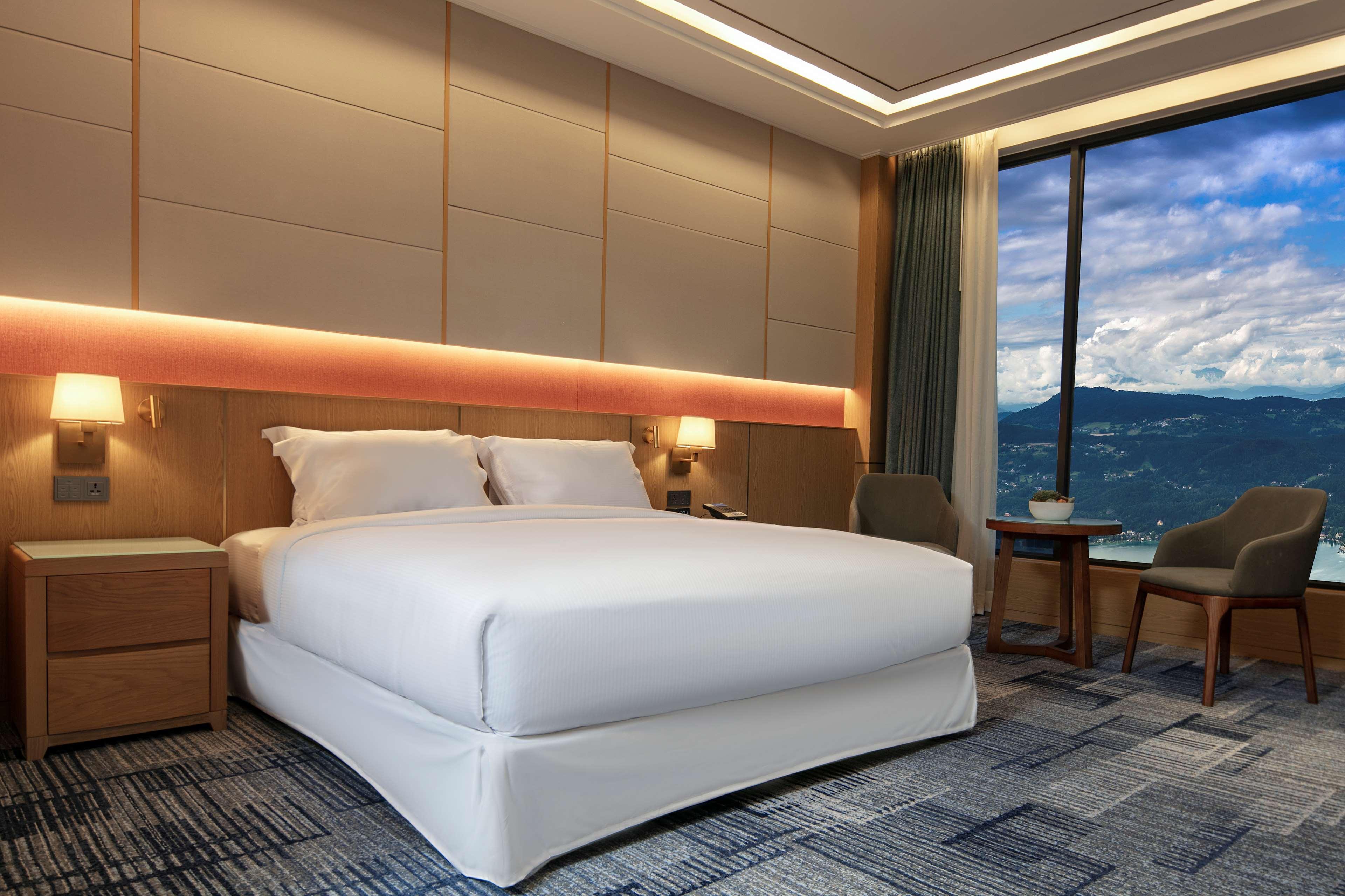 Hilton Clark Sun Valley Resort Clark Field Esterno foto