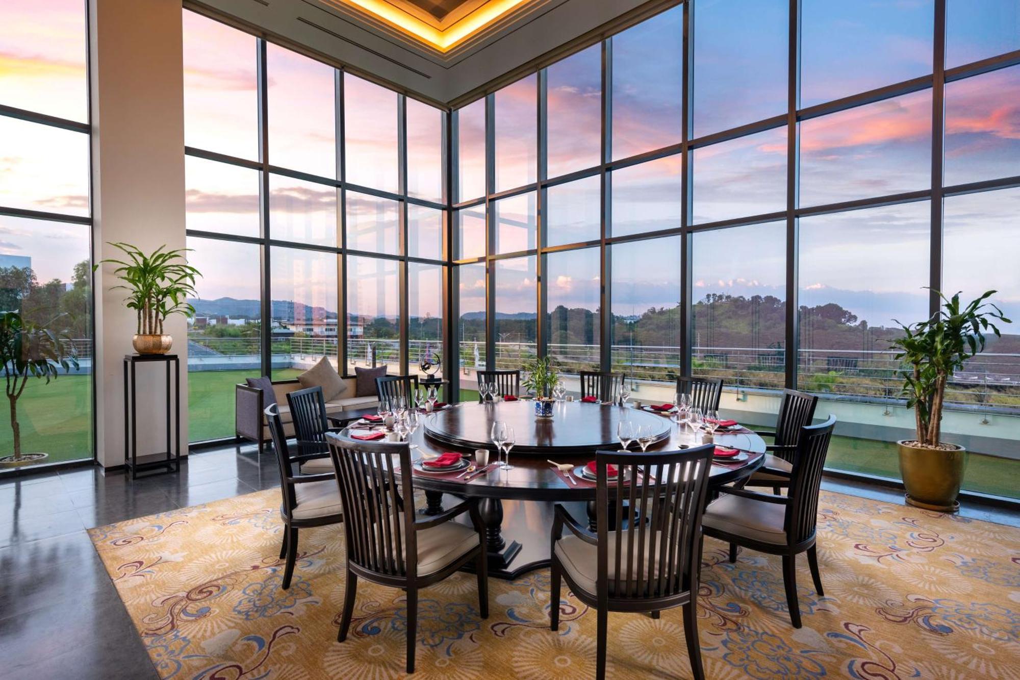 Hilton Clark Sun Valley Resort Clark Field Esterno foto